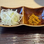 長男、もんたいちお - シャキシャキネギさんとエスビー赤缶。ネギも最高。スープには入れない派。麺に載せます。