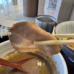 長男、もんたいちお - ツヤツヤなのは、スープの中で育てたからです。赤身多いから、もも肉かなぁ？豚さんではあると思う。薄くてもかみ応えがある。