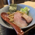 長男、もんたいちお - つけ麺並。（200g）食べたらやっぱ苦しくて。最近、昼は沢山食べる様になってます。チャーシュー、素敵でしょ？白菜もうまいのよ。このため、用事で午後会社休んで九段付近で24000歩消費した。