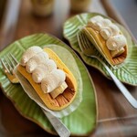 モンテドール本店 ファクトリー＆カフェ - 「生バナナケーキ」（380円）。完熟バナナにクリームをスフレ生地でくるんだ所謂バナナボートですが、やはり美味しいです。1年程前に娘と訪れた際のお写真。御蔵入りになってました。