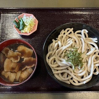 素材全てにこだわった自家製うどん。イチオシの肉もりうどんも