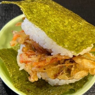 二代名物の天むすや香り豊かなごまむすびを、うどんのお供に