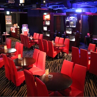 貸切80名様までOKの広々空間！映像設備や音響設備が充実◎