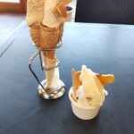 Ｈ&Ｈ Labo - 後ろ側の方がわかりやすい( 〃▽〃) コーン左側が珈琲、右側がキャラメルバウム✨  カップ下側がバナナオレオ、上側がりんご✨