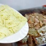 東京ホルモン - そして〆の麺を投入！