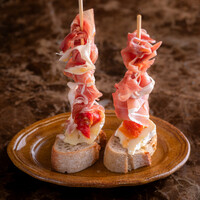 タワー生ハムとチーズのピンチョス 2P 680円 (748円）