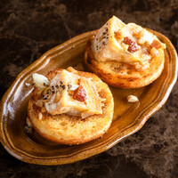 カマンベールのバターアヒージョ　ペドロヒメネスソース（2P）680円（748円）