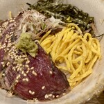 ごはん処 司 - かつおの下に錦糸卵、胡麻