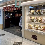 ごはん処 司 - 左にキッチン、右テーブル席とカウンター席