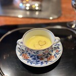 八王子うかい亭 - ◯さつま芋のスープ
      …紅はるかを使用したスープは、お芋チップ入り。