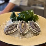 八王子うかい亭 - なんて大きな鮑ちゃんたち！(*´Д｀*)♡
                                まだ活きているのでグルングルンと動いております♪
                                サーロインステーキよりも…
                                鮑の岩塩蒸しが好き♡(  ´艸`)