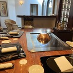 八王子うかい亭 - 天窓から降り注ぐ柔からかな陽の光が…
      明るくて開放的なお部屋… 
      ラグジュアリーな空間です♡(*´-`)