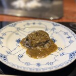 八王子うかい亭 - ◯スペシャリティー  鮑の岩塩蒸し／自家製パン
      …じっくり蒸し焼きされた鮑に
      先ほどのバターソースをかけていただきます♪
      加熱してあるのに…
      身が大きいまま、という不思議♡(*´-`)