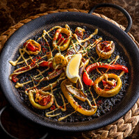 イカスミ　パエリアレギュラーサイズ2480円(2728円)　ラージサイズ3680円（4048円）