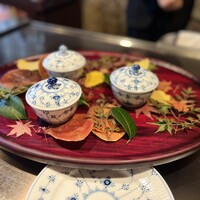八王子うかい亭 - わぁ！(*ﾟ∀ﾟ*) 素敵♡
                    一品目は…紅葉やイチョウの葉っぱと共に…
                    秋の装いでやってきました♪╰(*´︶`*)╯♡