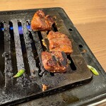 焼肉冷麺だいじゅ - ２回目のスタミナレバーは網の端に