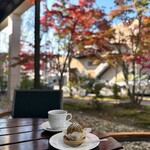 ミルフィーユ - 料理写真:特選栗 和栗のモンブラン(880円)
ホットコーヒー(605円)