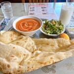 シャグン - バターチキンに少しだけ辛いソースをかけてくれている。サラダもモリッと