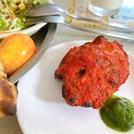 シャグン - タンドリーチキンに唐辛子のソースをつけてくれました