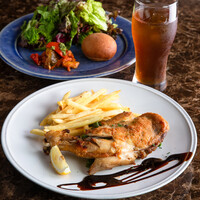 骨付き鶏もも肉のコンフィ バルサミコソース