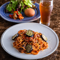 牛スジと季節野菜のトマトソースパスタ