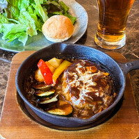 ビーフハンバーグと季節野菜デミグラスソース