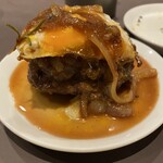 NY BISTRO by NO CODE - 肉厚なハンバーグ断面図