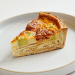 Alsace Air - エビとアボカドのビスク風味のキッシュ