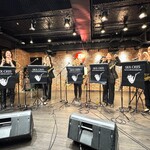 Jazz Dining B-flat - 10周年という意味で，手の指を10にしている