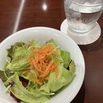 kitchen HISA - サラダはフレンチドレッシングがかかっています。酸っぱい！