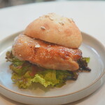 Alsace Air - 骨付き鶏モモ肉のテリヤキサンド