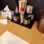 武蔵野うどんっ かみつけ製麺店 - 卓上調味料