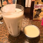 タイニーカフェ - アイスチャイ、プリン