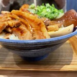 肉めし岡もと  - 同じく、迫力の豚バラ大根丼