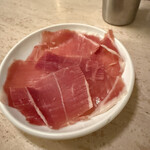 BAR EL PEPE - ハモンセラーノのお通し　めっちゃ綺麗な色です美味しい。