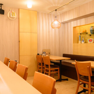 温かみのある照明で心地良く過ごせる店内は、接待にも最適◎