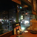 炭五 - 大きな窓ガラスから映る東陽町の景色を見ながら飲むも良し。