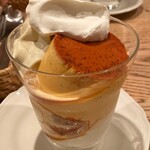 シェ クープル - プリンは大好きな固め。クリーム、アイス、シフォンケーキが入っていてこれだけでお腹いっぱいになる