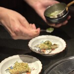 焼肉牛印 - ソースをかけると、まるでつぶ貝のような柔らかかと風味