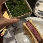 焼肉牛印 - 青唐辛子のソースをお好みでトッピングして爽やかアクセント