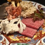 焼肉牛印 - キノコハンターさんの、ときいろひらたけ/ジャンボしめじ/白舞茸/黒あわびたけ/はなびらたけ