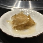 焼肉牛印 - りんごのガリ（さっぱりして美味しいです）