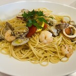 イタリア食堂amico - 小エビ、ホタテ、あさりの地中海ペペロンチーノ、レモン添え