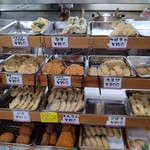 たぬき屋 - 天ぷらコーナー。　下におむすびあります。