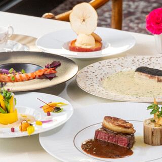 伝統を大切にしつつ、旬の食材を取り入れた月替わりのフレンチ