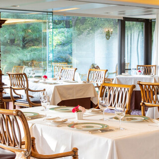 不忍池を望める、歴史ある伝統的な西洋レストラン。貸切可