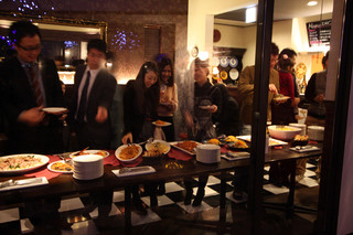 Gohho Bon Kuwan - 立食パーティーのビュッフェ風景。