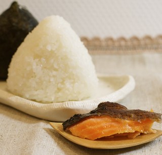 おにぎり屋 シチロカ - 自家製塩麹に漬け込んだ、ぜいたく鮭（230円）