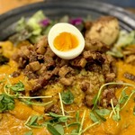 SPICY CURRY 魯珈 - ろかプレート（柿牡蠣カレー 〜広島県カキ使用〜）・ルー増し・ライス大盛り・るうろう煮玉子・肉ダブル（魯肉飯）