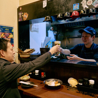スタッフとの会話やライブ感も楽しめる特等席♪